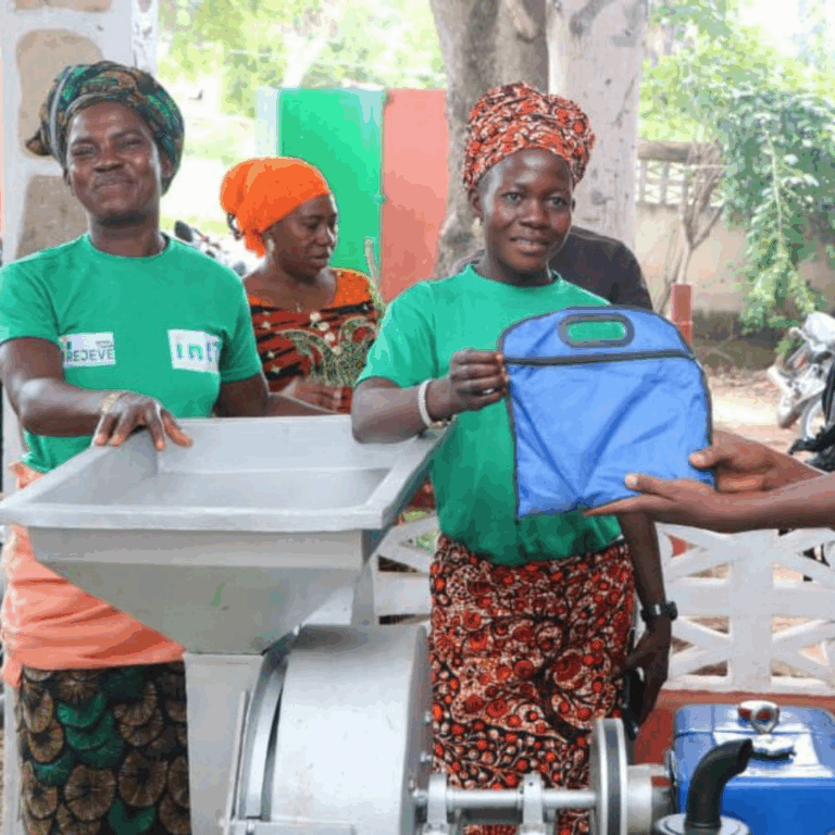 10 Groupements de femmes équipés pour développer leurs activités