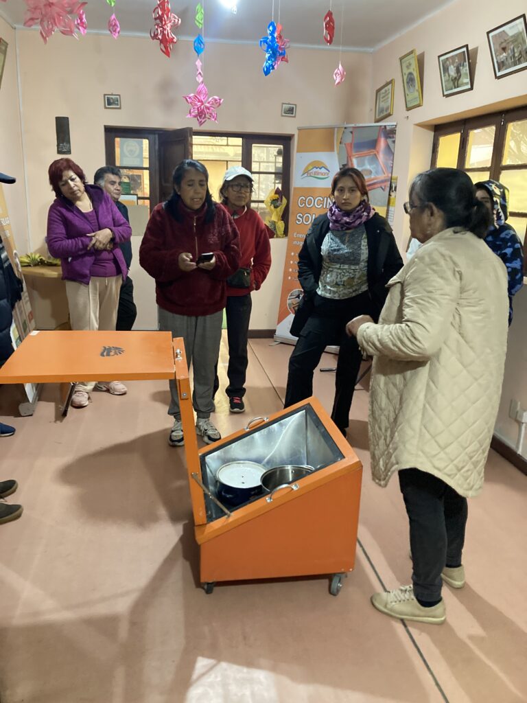 Magda présente aux intéressées les différents cuiseurs et répond à leurs questions