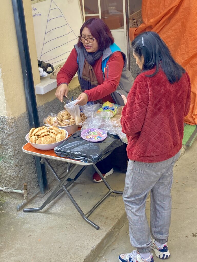 Sole vend ses merveilleuses patisseies au passant un dimanche de feria
