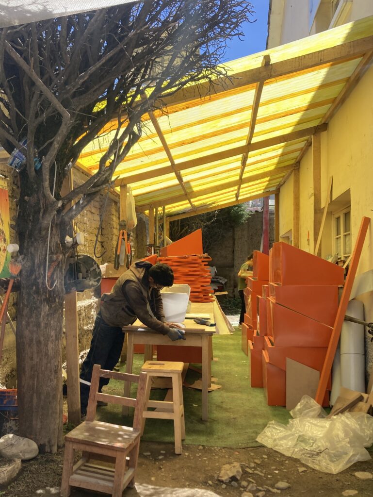 Ruben, assitant technique, en train de fabriquer des cuiseurs à Inti Wasi