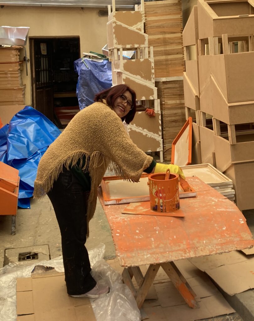 Sole en train de peindre le cadre des cuiseurs