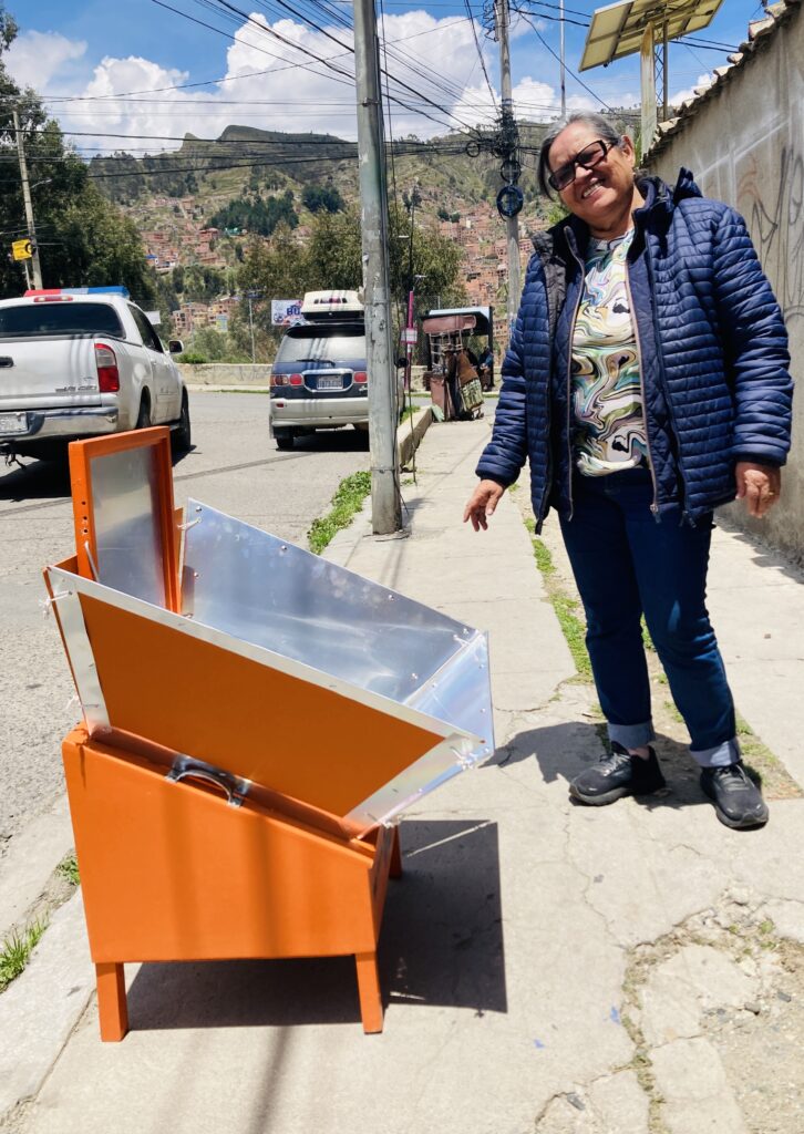 Magda posant fièrement devant le petit cuiseur à l'entrée d'Inti Wasi