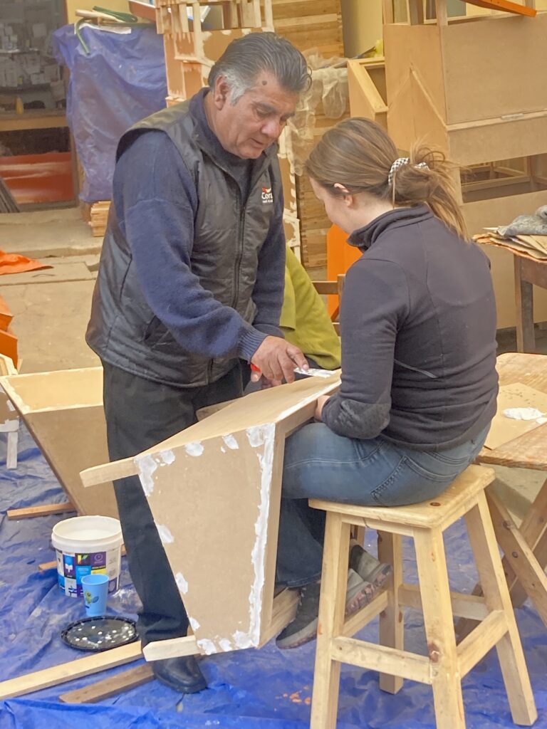 Miguel assiste les volontaire à la fabrication d'un petit cuiseur