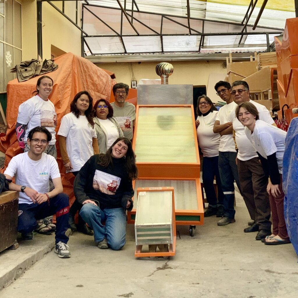 L'équipe accompagné du séchoir collectif et du mini séchoir